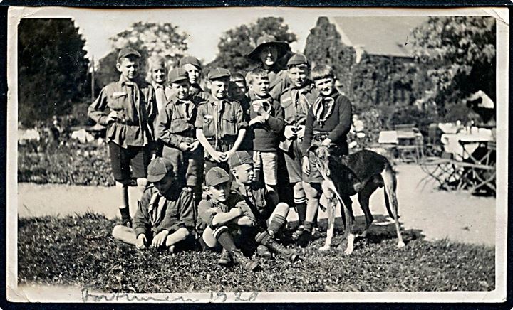 Spejdergruppe med hund. Påskrevet Fortunen 1920. Foto 6½x11 cm.