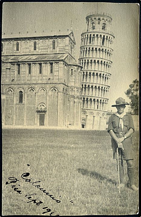 Dansk spejder ved det skæve tårn i Pisa. Foto 10x15½ cm.