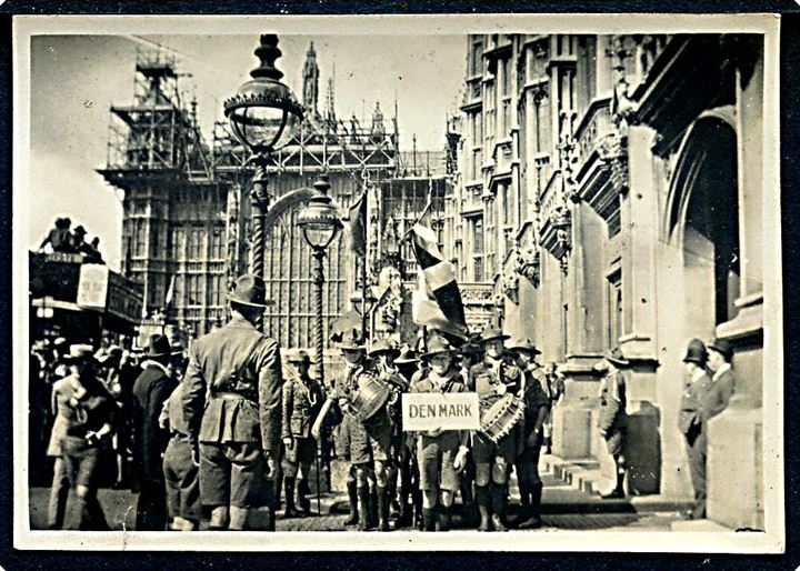 Danske spejdere i London. Antagelig fra 1. Verdensjamboree i 1920. Foto 6x8 cm.