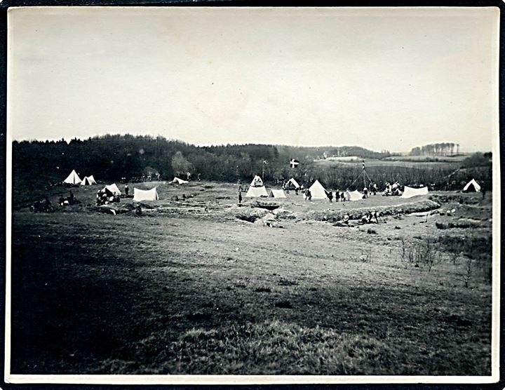 Spejder lejr i begyndelsen af 1920'erne. 8x10½ cm.