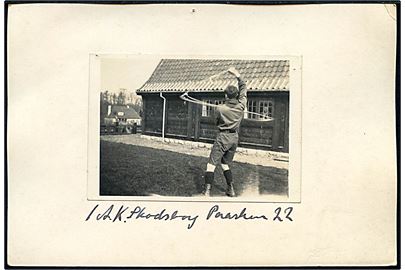 Spejder med lasso ved 1. Akela Kursus i Skodsborg i påsken 1922. Foto monteret på karton. ca. 10x15 cm.