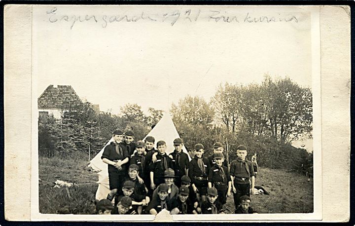 Spejdergruppe og leder i Espergærde 1921. Foto monteret på postkort.