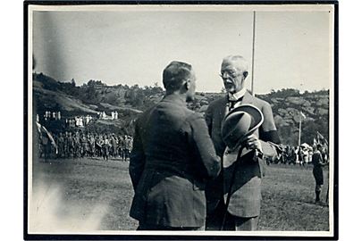 Den svenske konge Gustaf besøger spejderlejren Göteborgslägret i 1923. Foto 8x10 cm.