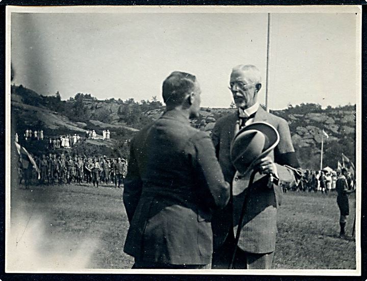 Den svenske konge Gustaf besøger spejderlejren Göteborgslägret i 1923. Foto 8x10 cm.