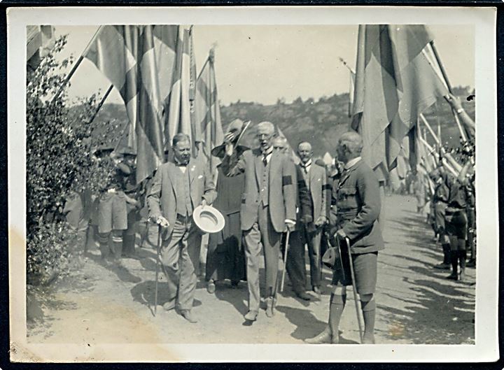 Den svenske konge Gustaf besøger spejderlejren Göteborgslägret i 1923. Foto 9x12 cm.