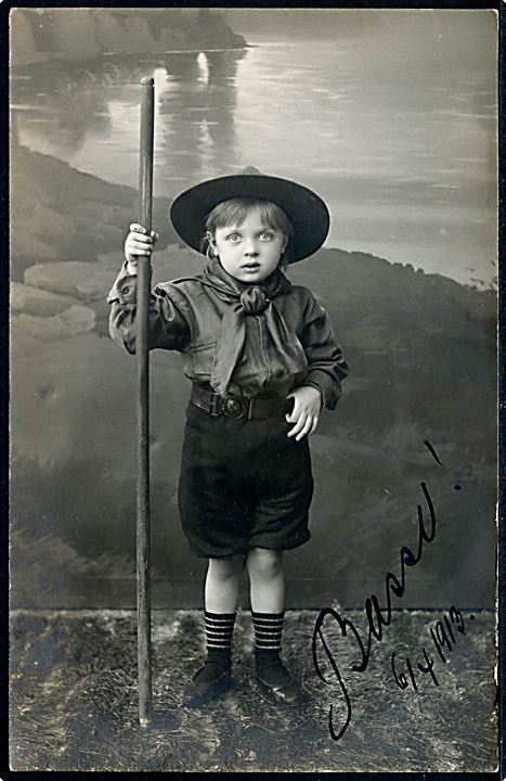 Lille dreng i spejder uniform. Fotokort u/no dateret d. 6.4.1913.