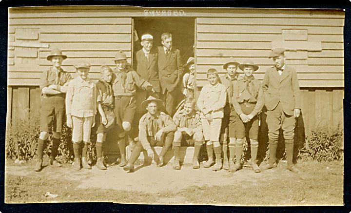 Gruppebillede af spejdere fra Vedels Egne dateret d. 6.9.1914. Foto 6x11 cm.