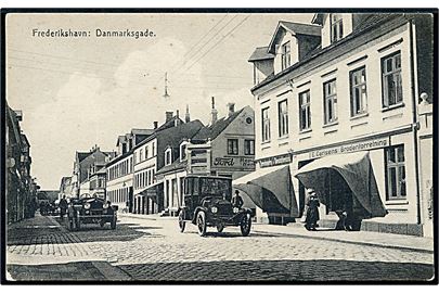 Frederikshavn, Danmarksgade med automobiler. H. W. Jensen u/no.