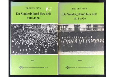 Da Sønderjylland blev delt 1918-1920. Bind 1 Forberedelserne 288 sider og Bind 2 Grænsestriden 208 sider af Troels Fink. Historisk studie af de historiske begivenheder frem til Genforeningen i 1920. Signeret af forfatteren.
