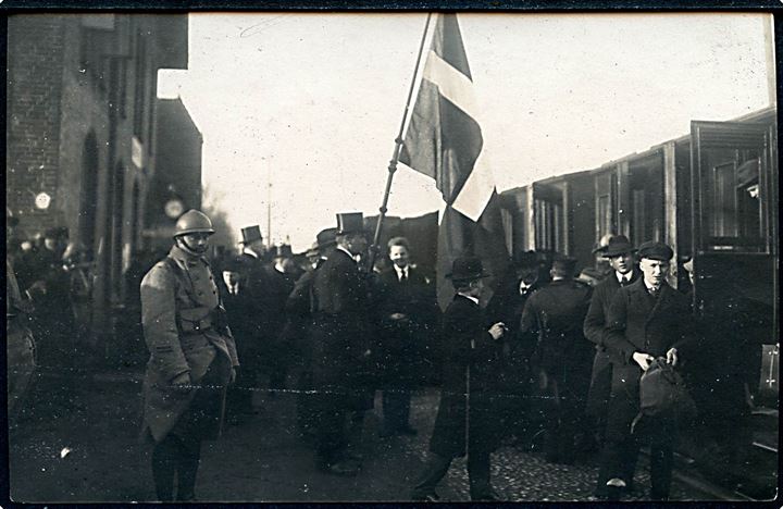 Genforeningen. Stemmeberettigede ankommer til Sønderborg station d. 9. eller10.2.1920. I forgrunden fransk CIS-soldat. Fotokort u/no.