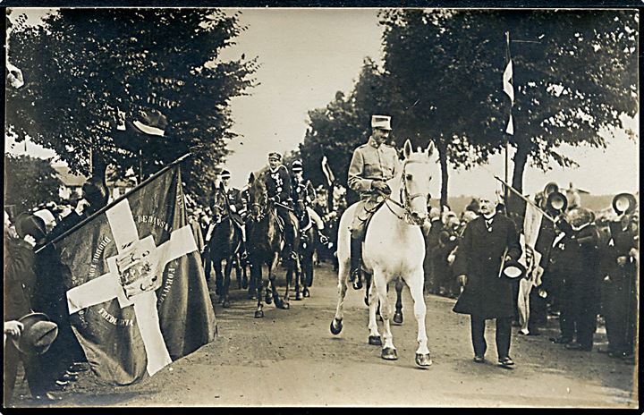 Genforeningen. Chr. X til hest og toldforvalter Hans Poulsen ved Frederikshøj d. 10.7.1920. Fotokort u/no.