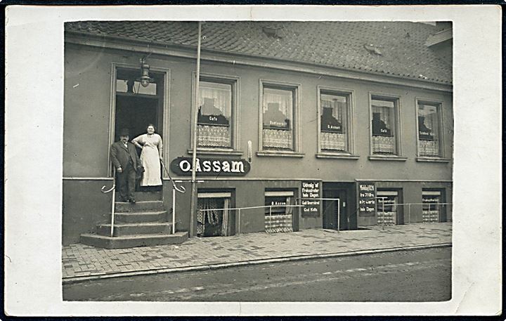 Odense, Nørrebro 75 med Oluf Assam's cafe Toldbod. Fotokort u/no. Lodret knæk.