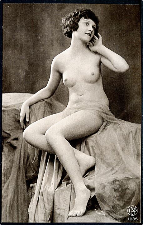Erotisk postkort. Nøgen kvinde poserer. Nytryk Stampa PR no. 324.   
