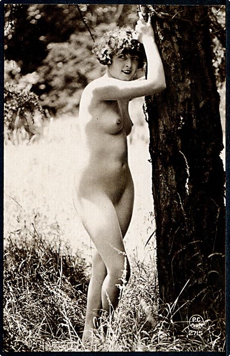 Erotisk postkort. Nøgen kvinde ved træ. Nytryk Stampa PR no. 325.   