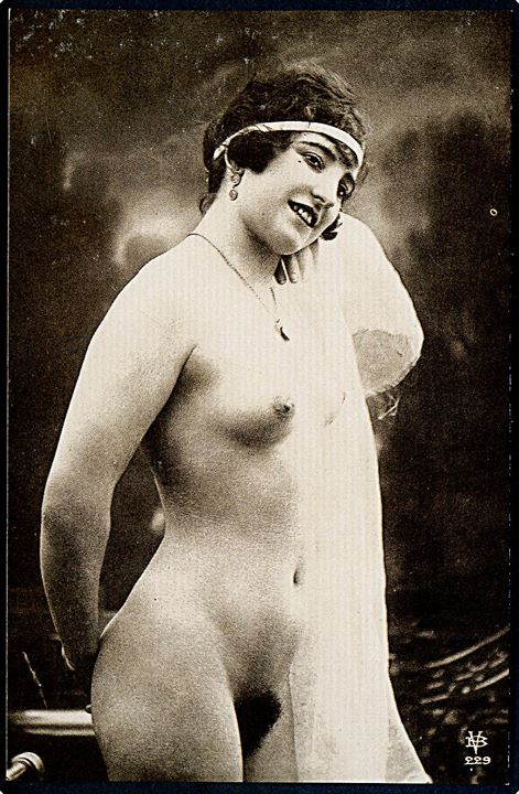 Erotisk postkort. Nøgen kvinde kun iført pandebånd. Nytryk Stampa PR. no. 43. 