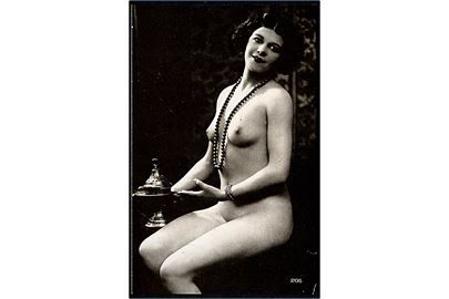 Erotisk postkort. Nøgen kvinde kun iført perlekæde. Nytryk Stampa PR. no. 312. 
