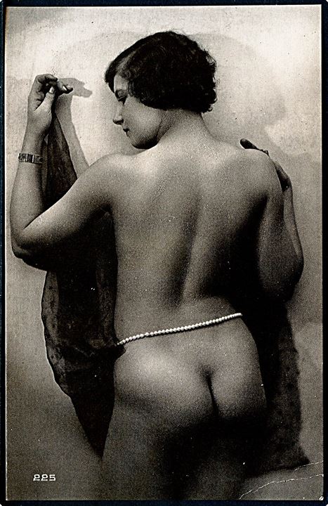 Erotisk postkort. Nøgen kvinde posere med front mod væggen. Nytryk Stampa PR. no. 305.  