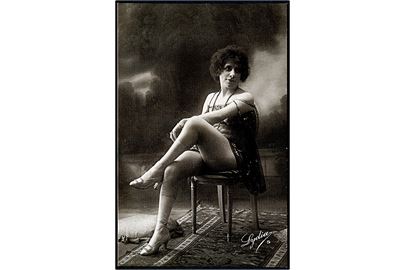Erotisk postkort. Kvinde sidder på stol. Nytryk Stampa PR. no. 166.  