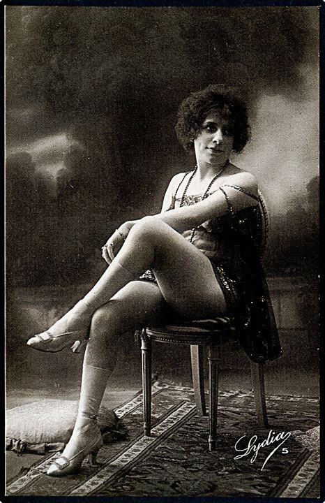 Erotisk postkort. Kvinde sidder på stol. Nytryk Stampa PR. no. 166.  