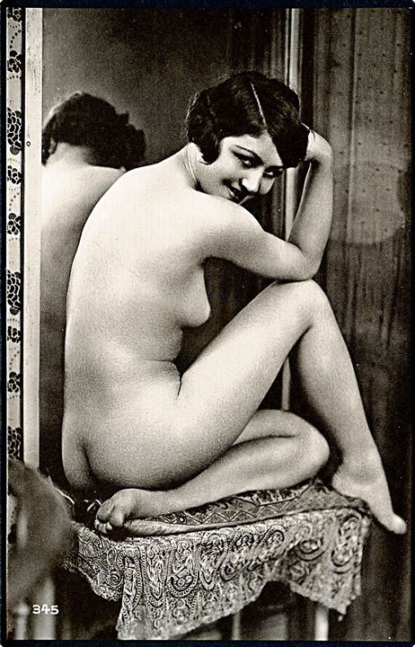 Erotisk postkort. Nøgen kvinde sidder på skammel foran spejlet. Nytryk Stampa PR. no. 207.  