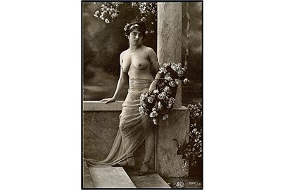 Erotisk postkort. Topløs kvinde med blomsterkurv. Nytryk Stampa PR. no. 258. 