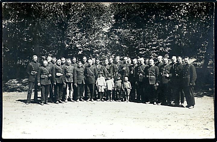 Soldatergruppe og drenge. Fotograf J. F. Jessen, Nykjøbing F. U/no.