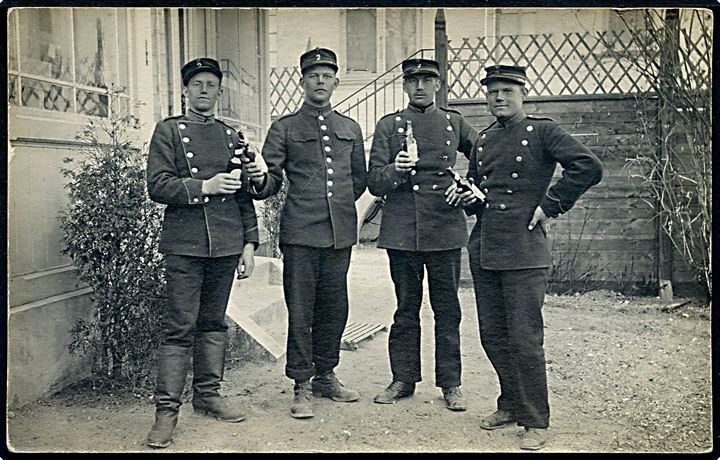 Soldater fra 2. bataillion drikker øl. Fotokort u/no.