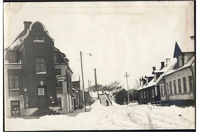 Hjørring, Toftegade i sne. Stort fotografi 20x30 cm.