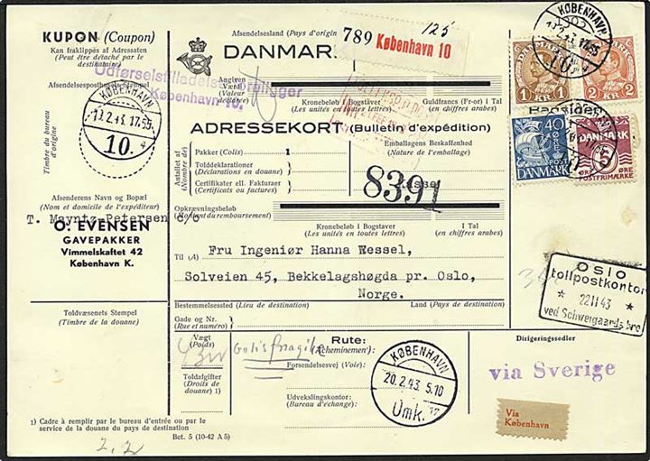 5 øre Bølgelinie, 40 øre Karavel, samt 1 kr. og 2 kr. Chr. X på 3,45 kr. frankeret internationalt adressekort for pakke fra København d. 19.2.1943 til Bekkelagshøgda, Norge. Liniestempel: via Sverige. 