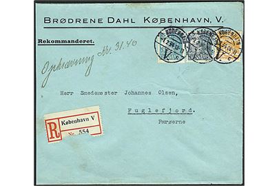 10 øre Bølgelinie, 25 øre Bogtryk og 25 øre Stålstik Karavel med perfin B.D. på anbefalet brev med opkrævning fra Brøderne Dahl i København d. 1.2.1934 via Thorshavn til Fuglefjord på Færøerne. 