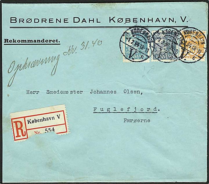 10 øre Bølgelinie, 25 øre Bogtryk og 25 øre Stålstik Karavel med perfin B.D. på anbefalet brev med opkrævning fra Brøderne Dahl i København d. 1.2.1934 via Thorshavn til Fuglefjord på Færøerne. 