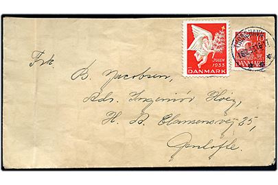 15 øre Karavel og Julemærke 1933 på brev annulleret med brotype IIIc Thorshavn d. 18.12.1933 til Gentofte. Kuvert med lodret fold i venstre side.