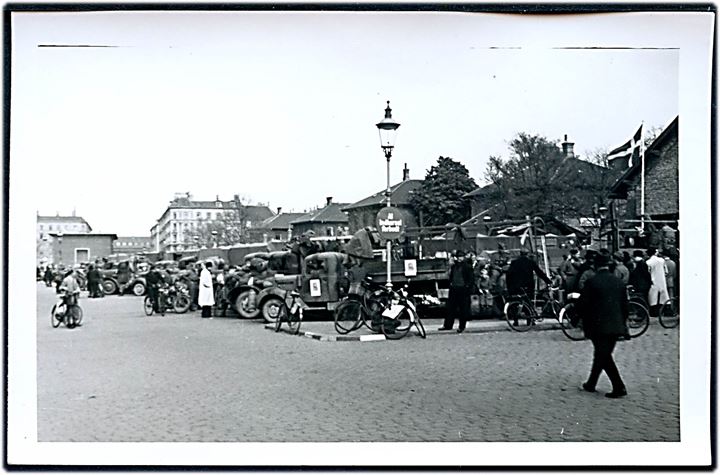 Befrielsen. Tyske eller britiske kørertøjer i København ved befrielsen 1945. Fotokort u/no.