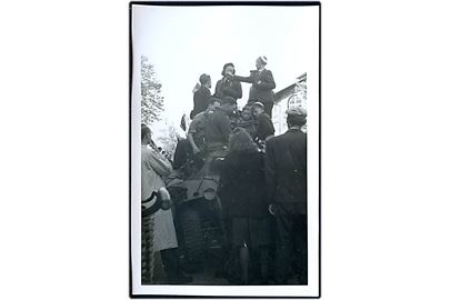 Befrielsen. Unge mennesker hilser på britiske pansertropper i maj 1945. Fotokort u/no.