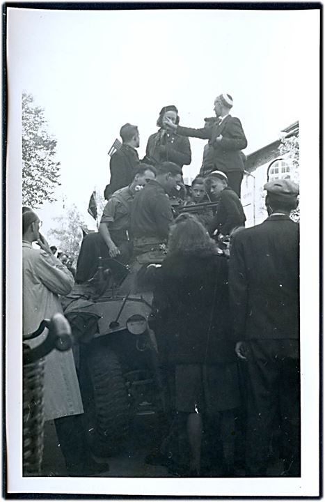 Befrielsen. Unge mennesker hilser på britiske pansertropper i maj 1945. Fotokort u/no.