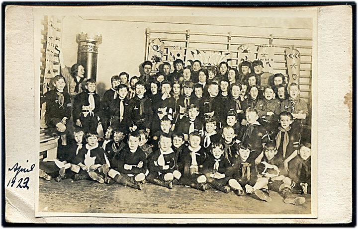 Spejder. Ulveunger i gymnastiksal dateret april 1923. Fotografi monteret på postkort. Hj. knæk. 