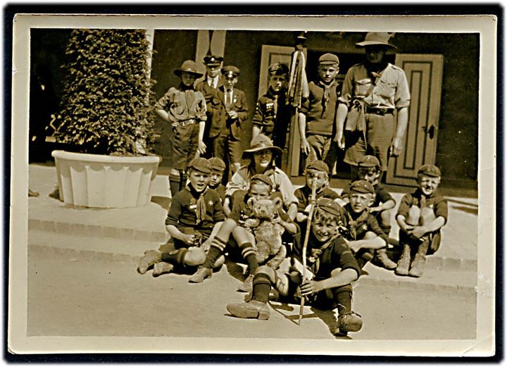 Spejder. Ulveunger med spejderleder. Foto fra 1920'erne. 6x8½ cm.