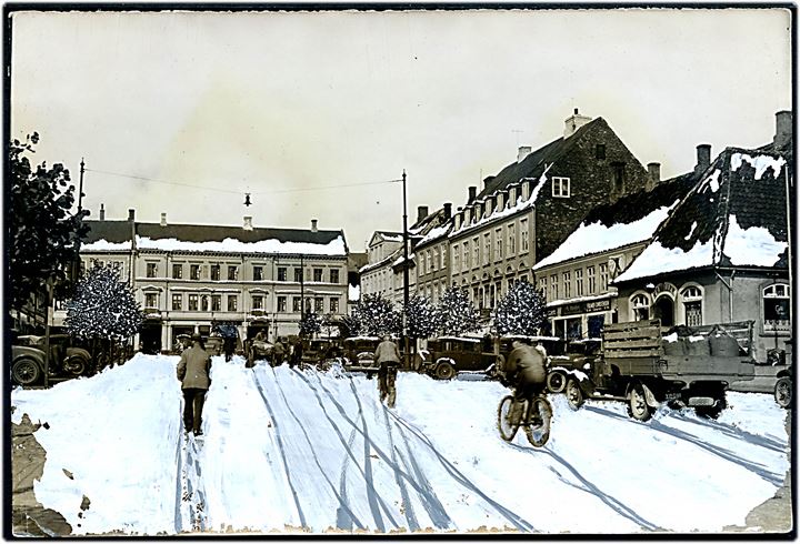Randers, Frederiksplads med indtegnet sne. Fotografi ca. 12x18 cm. Forlæg til fremstilling af postkort fra Rudolf Olsens Kunstforlag.
