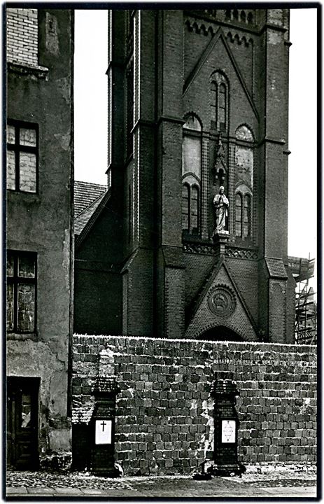 Tyskland, Berlinmuren ved Bernauer Strasse med Versöhnungskirche. Souvenirkort uden adresselinier.