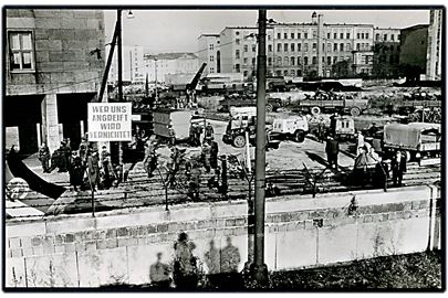 Tyskland, udsigt over Berlinmuren i Wilhelmstrasse. Souvenirkort uden adresselinier.