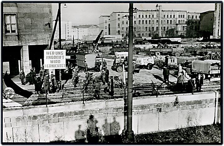 Tyskland, udsigt over Berlinmuren i Wilhelmstrasse. Souvenirkort uden adresselinier.