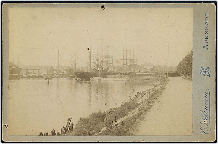 Aabenraa, havneparti med dampskib. Kabinetfoto fra fotograf E. Schramm monteret på karton. Antagelig fra 1880'erne. Nålehul.