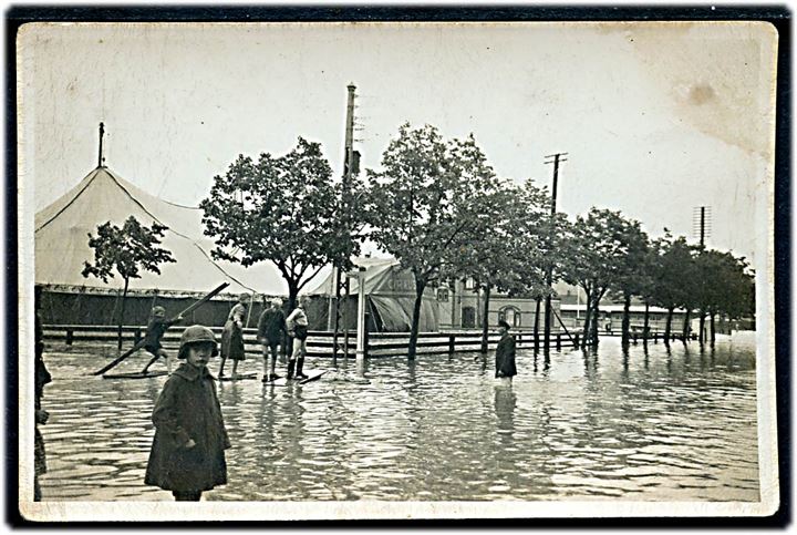 Aabenraa, oversvømmelse af Markedspladsen og Raadhusgade d. 9.7.1931. Foto 6x9 cm.