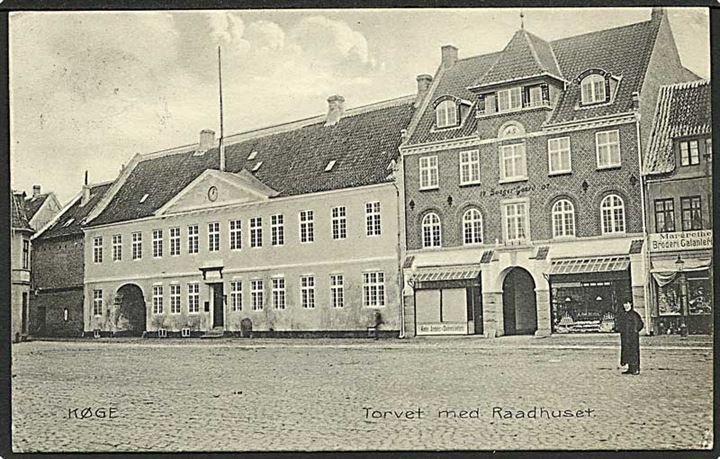 Parti fra Torvet med raadhuset i Køge. Stenders no. 12924.