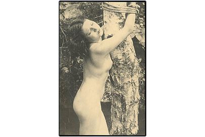 Erotisk postkort. Nøgen kvinde bundet til træ. Nytryk. U/no. 