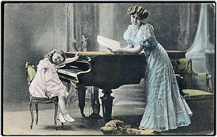 Pige og kvinde ved klaver. No. 4832. 