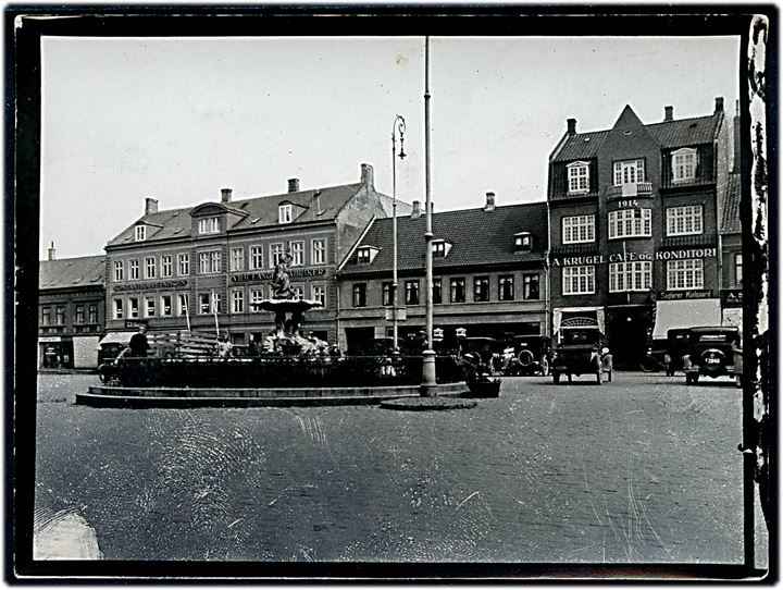 Slagelse, Torvet med automobiler. 9x12 cm. Forlæg til fremstilling af postkort fra Rudolf Olsens Kunstforlag.