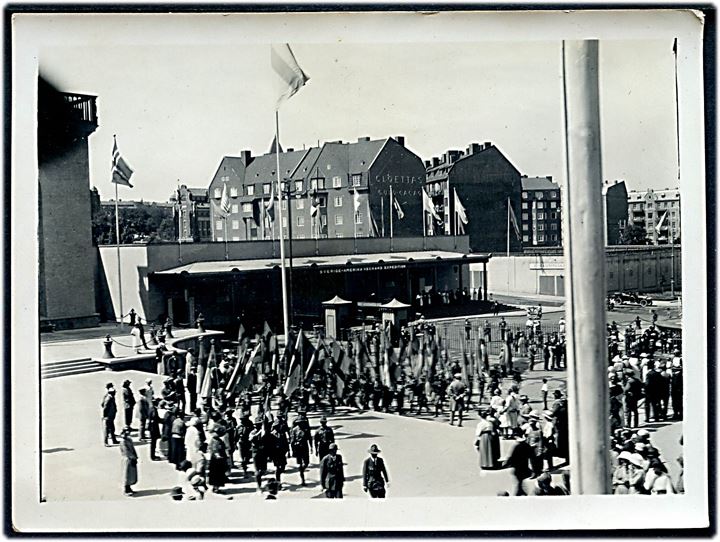 Spejder. Danske spejdere marchere på havnen i Malmö i 1920'erne. 9x12 cm.