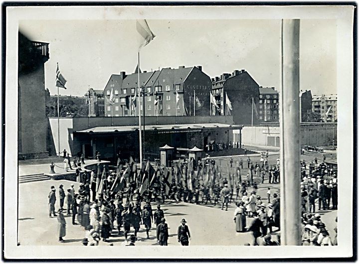 Spejder. Danske spejdere marchere på havnen i Malmö i 1920'erne. 9x12 cm.