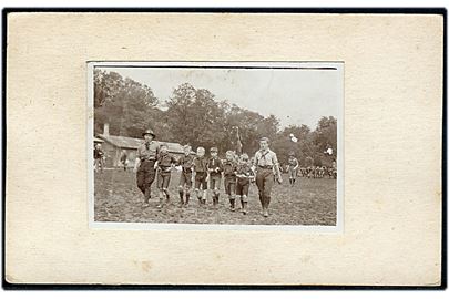 Spejder. Ulveunger og spejderleder under indmarch ved større lejr 1922. Foto 5½x8½ monteret på postkort.